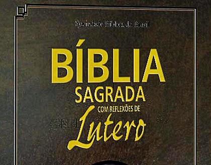Edição especial da Bíblia Sagrada, que traz cerca de 900 reflexões de Martinho Lutero